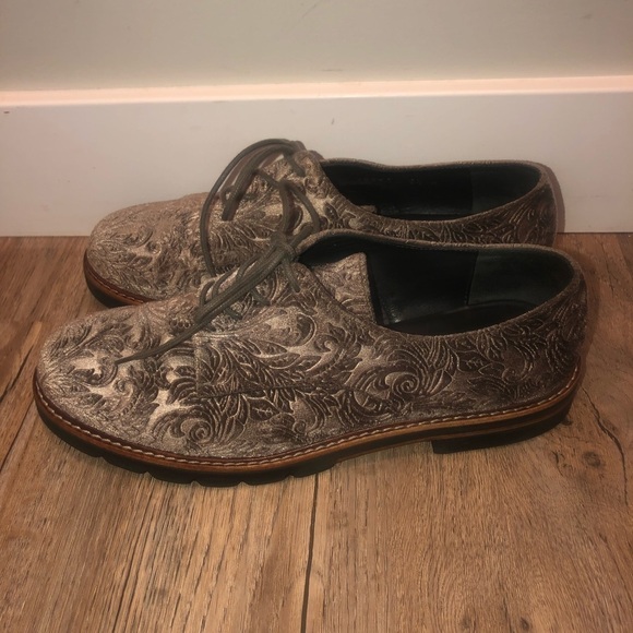 STUART Weitzman Velvet Paisley Sneakers Reflective Green Olive Colour Sz 8.5 M - Picture 3 of 8